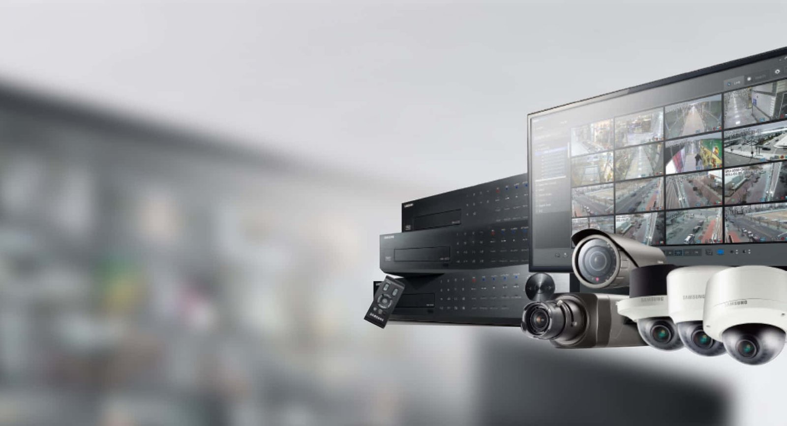 Système complet de vidéosurveillance : écrans de monitoring, NVR et caméras